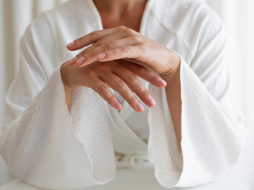 Prižiūrėti, natūraliai blizgantys nagai po japoniško manikiūro – švelni, maitinanti nagų priežiūros procedūra, suteikianti sveiką išvaizdą ir ilgalaikį blizgesį.