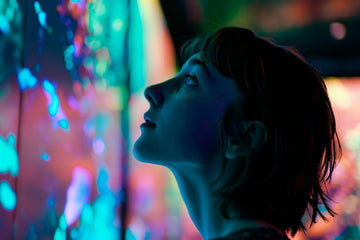 Moteris mėlynoje ekranų šviesoje