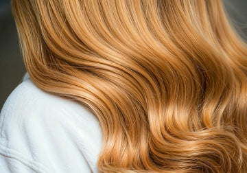 Kas yra „Anti-Frizz“? Viskas, ką turi žinoti apie glotninančias plaukų priemones