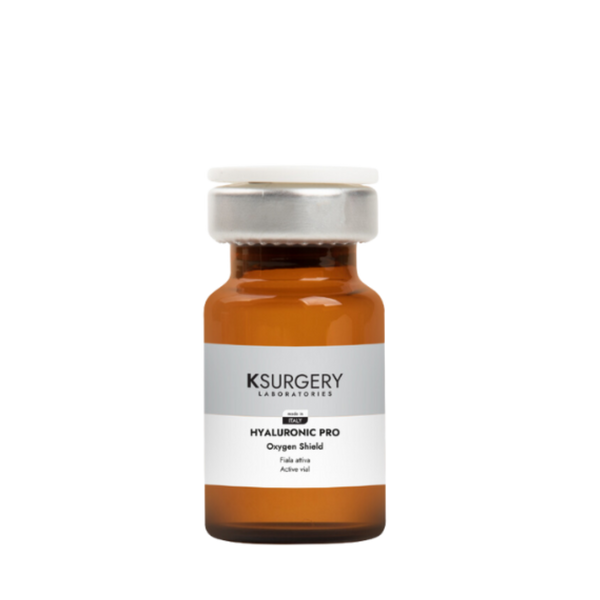 Ksurgery Hyaluronic Pro Oxygen Shield – gintaro spalvos sterilus buteliukas su sidabriniu dangteliu, skirtas pavargusios ir brandžios odos atgaivinimui, drėkinimui bei apsaugai nuo fotoamžiaus.