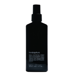 Fondonatura Daily Nutritive Spray maitinamasis plaukų purškiklis, 250 ml – juodas minimalistinis buteliukas su purkštuku. Praturtintas vitaminais, apsaugo ir stiprina dažnai plaunamus plaukus, suteikia jiems elastingumo ir minkštumo.