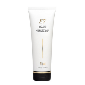 Balta Aloxxi E7 anti-frizz intensyviai drėkinančios kaukės pakuotė su auksiniais elementais.