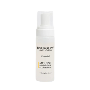 „KSurgery Mousse Detergente Illuminante“ – šviesinamosios veido putos baltame buteliuke su dozatoriumi, skirtos veido valymui ir odos skaistinimui.