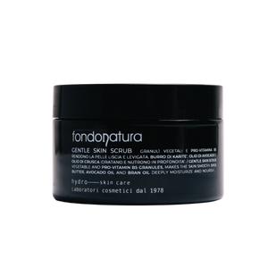 Fondonatura Gentle Skin Scrub švelnus veido šveitiklis vyrams su taukmedžio sviestu, avokadų ir ryžių sėlenų aliejumi, 200ml indelis su dangteliu. Šalina negyvas odos ląsteles, drėkina ir maitina odą, suteikia jai skaistumo bei švelnumo.