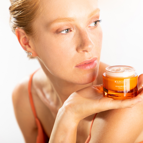 KSurgery Vitamin C Glow-Effect Kremas su vitaminu C ir hialurono rūgštimi 50ml indelyje.