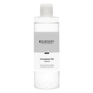 Ksurgery Hyaluronic Pro Hydroalcoholic Cleanser – skaidrus buteliukas su pilku etikete, skirtas riebios ir nešvarios odos valymui, dezinfekavimui ir paruošimui procedūroms.