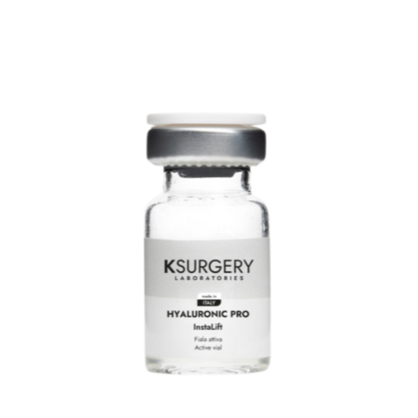 Ksurgery InstaLift serumas – sterilus mažas buteliukas su sidabriniu dangteliu, skirtas brandžiai odai stangrinti, raukšlėms mažinti ir intensyviai drėkinti.