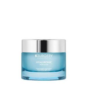 KSurgery Hydrawave Hyaluronic Prejuvination lengvas drėkinamasis veido kremas, 50 ml stiklinis indelis su sidabriniu dangteliu. Praturtintas hialurono rūgštimi ir vitaminais A bei E, kremas intensyviai drėkina, regeneruoja ir suteikia odai elastingumo bei švytėjimo.