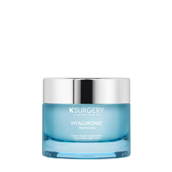KSurgery Hydrawave Hyaluronic Prejuvination lengvas drėkinamasis veido kremas, 50 ml stiklinis indelis su sidabriniu dangteliu. Praturtintas hialurono rūgštimi ir vitaminais A bei E, kremas intensyviai drėkina, regeneruoja ir suteikia odai elastingumo bei švytėjimo.