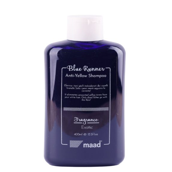 Nuotraukoje matomas Maad Blue Runner tonuojantis šampūnas, skirtas šviesintiems ir žiliems plaukams. Tūbelė demonstruoja šiuolaikišką dizainą, o šampūnas turi ryškiai mėlyną spalvą. Ši priemonė efektyviai neutralizuoja geltonus atspalvius ir atgaivina plaukų spindesį, stiprina jų struktūrą ir subalansuoja pH lygį. Veikliosios medžiagos, tokios kaip keratinas ir glicerinas, drėkina plaukus, suteikdamos jiems sveiką išvaizdą. Egzotiškas vaisių aromatas suteikia malonumo kiekvieną kartą plaunant plaukus.