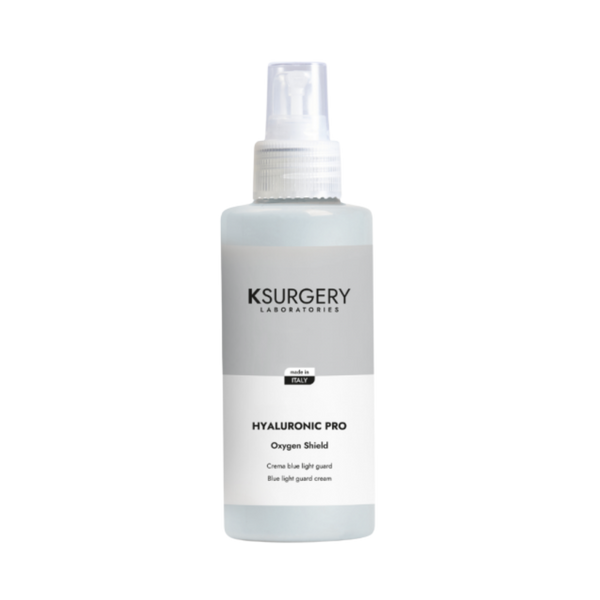 Ksurgery Hyaluronic Pro Oxygen Shield kremas – profesionalios pakuotės buteliukas su dozatoriumi, skirtas odos apsaugai nuo mėlynosios šviesos, taršos ir nuovargio požymių.