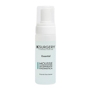 Ksurgery Essential Enzymatic veido valymo putos – šviesus buteliukas su dozatoriumi, skirtas švelniam kasdieniam odos valymui, eksfoliacijai ir skaistinimui jautriai odai.