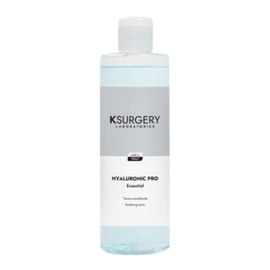 Ksurgery Hyaluronic Pro raminantis tonikas – skaidrus plastikinis buteliukas su šviesiai mėlynu skysčiu, skirtas visų tipų odos pH atkūrimui, drėkinimui ir apsaugai nuo uždegimų.