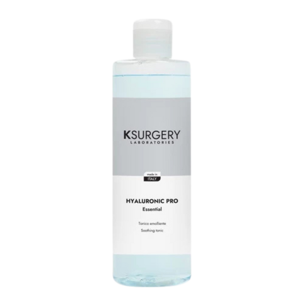 Ksurgery Hyaluronic Pro raminantis tonikas – skaidrus plastikinis buteliukas su šviesiai mėlynu skysčiu, skirtas visų tipų odos pH atkūrimui, drėkinimui ir apsaugai nuo uždegimų.