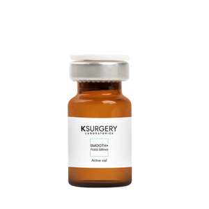 Ksurgery Smooth+ aktyvus koncentratas – gintaro spalvos buteliukas su sidabriniu dangteliu, skirtas riebios ir į aknę linkusios odos gydymui, sebumo kontrolei ir drėkinimui.