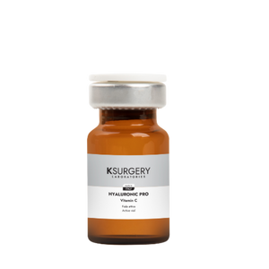 Ksurgery Hyaluronic Pro Vitamin C – sterilus gintaro spalvos buteliukas su sidabriniu dangteliu, skirtas odos šviesinimui, pigmentacijos mažinimui ir kolageno sintezės skatinimui.