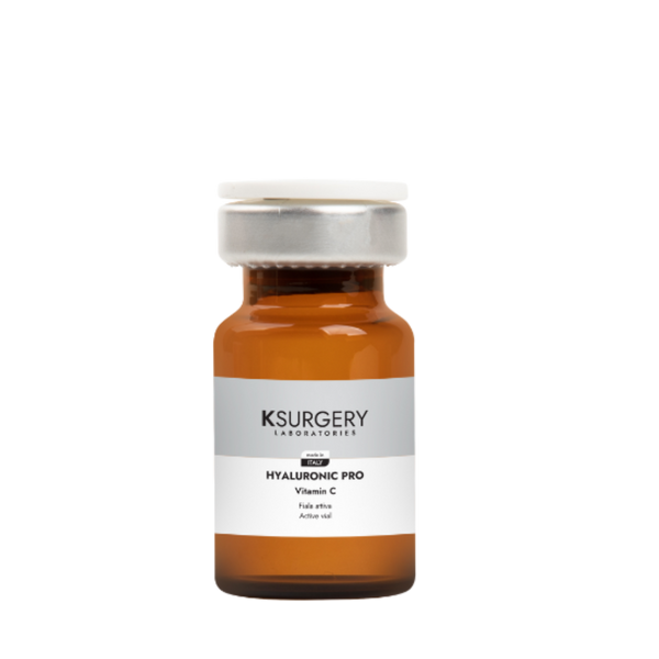 Ksurgery Hyaluronic Pro Vitamin C – sterilus gintaro spalvos buteliukas su sidabriniu dangteliu, skirtas odos šviesinimui, pigmentacijos mažinimui ir kolageno sintezės skatinimui.