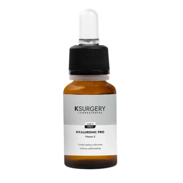 Ksurgery Hyaluronic Pro Vitamin C pilingo kokteilis – gintaro spalvos buteliukas su pipete, skirtas pigmentacijos mažinimui, odos skaistinimui ir drėkinimui.