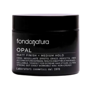 Fondonatura „Mineral Wax“ – ekstra matinį efektą suteikiantis plaukų vaškas su vidutiniu fiksavimu. Juodas minimalistinis indelis su baltu užrašu, perteikiantis profesionalų įvaizdį 125ml.