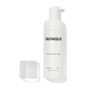 „QUINQUE The Gentle Foam“ veido prausimosi putos su prebiotikais, 150 ml baltame buteliuke su dozatoriumi ir nuimamu dangteliu.