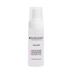 „KSurgery Essential Mousse Detergente Sensitive“ – švelnios formulės putų prausiklis jautriai odai, 150 ml buteliuke su dozatoriumi.