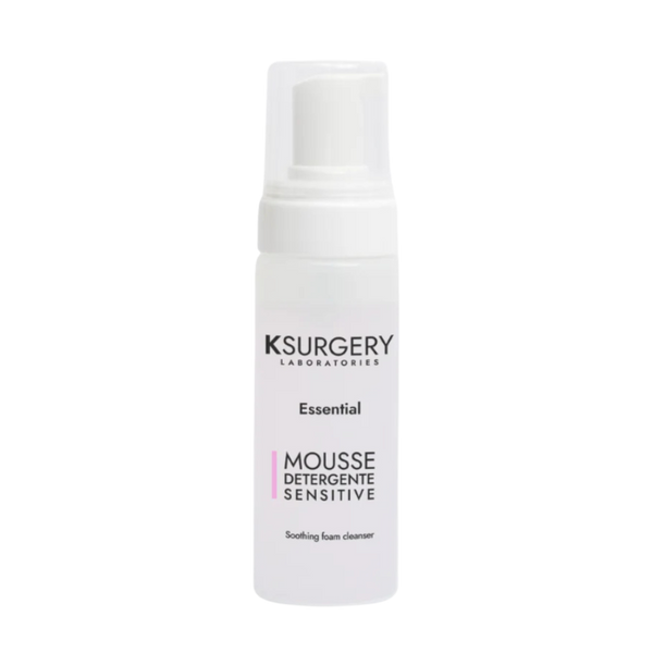 „KSurgery Essential Mousse Detergente Sensitive“ – švelnios formulės putų prausiklis jautriai odai, 150 ml buteliuke su dozatoriumi.