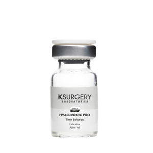 Ksurgery Hyaluronic Pro Time Solution – sterilus skaidrus buteliukas su sidabriniu dangteliu, skirtas brandžios odos drėkinimui, stangrinimui ir raukšlių mažinimui.