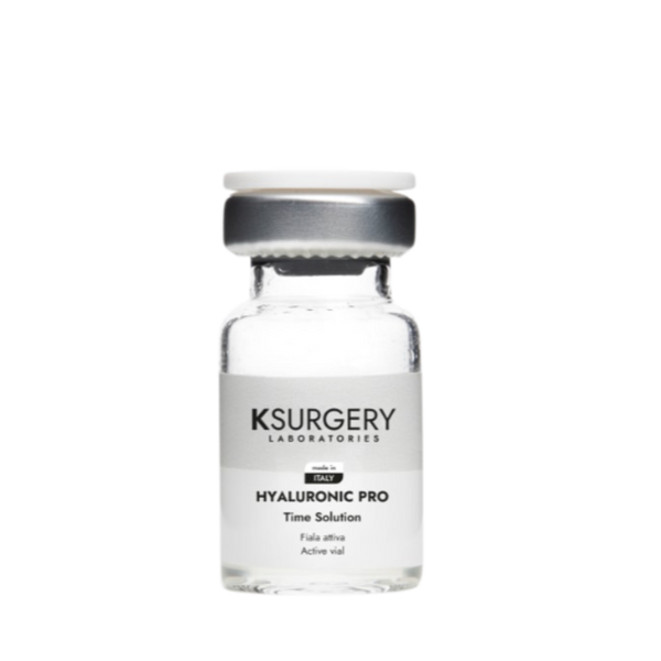 Ksurgery Hyaluronic Pro Time Solution – sterilus skaidrus buteliukas su sidabriniu dangteliu, skirtas brandžios odos drėkinimui, stangrinimui ir raukšlių mažinimui.