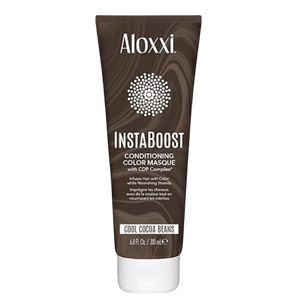 Rudos spalvos Aloxxi Instaboost Cool Cocoa Beans tonuojančios kaukės tūbelė, su produkto spalvos ir tekstūros pavyzdžiu.