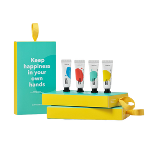 Duft&Doft 4 mini rankų kremų rinkinys su spalvinga dovanų dėžute ir užrašu „Keep happiness in your own hands“. Matomi keturi kvapnūs mini rankų kremai: Sophy Soap, Pink Breeze, Angels Cotton ir Baby Soap.
