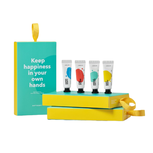 Duft&Doft 4 mini rankų kremų rinkinys su spalvinga dovanų dėžute ir užrašu „Keep happiness in your own hands“. Matomi keturi kvapnūs mini rankų kremai: Sophy Soap, Pink Breeze, Angels Cotton ir Baby Soap.