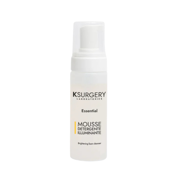 „KSurgery Mousse Detergente Illuminante“ – šviesinamosios veido putos baltame buteliuke su dozatoriumi, skirtos veido valymui ir odos skaistinimui.