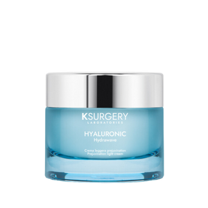 KSurgery Hydrawave Hyaluronic Prejuvination lengvas drėkinamasis veido kremas, 50 ml stiklinis indelis su sidabriniu dangteliu. Praturtintas hialurono rūgštimi ir vitaminais A bei E, kremas intensyviai drėkina, regeneruoja ir suteikia odai elastingumo bei švytėjimo.