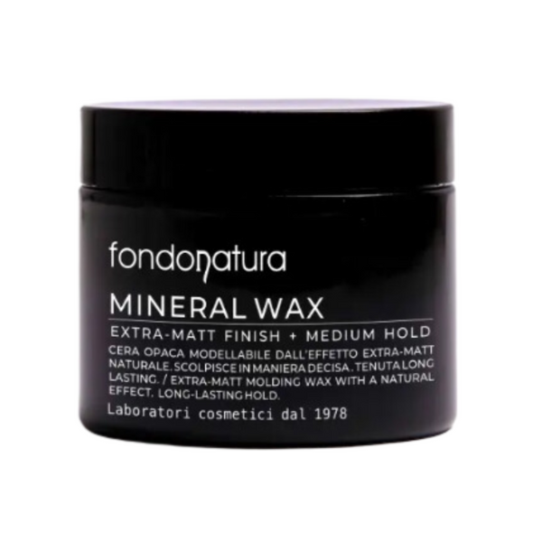 Fondonatura „Mineral Wax“ – ekstra matinį efektą suteikiantis plaukų vaškas su vidutiniu fiksavimu. Juodas minimalistinis indelis su baltu užrašu, perteikiantis profesionalų įvaizdį.