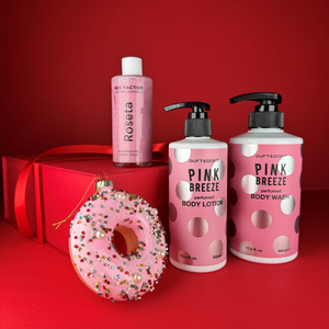 Pink Breeze kalėdinis dovanų rinkinys raudonoje šventinėje dėžutėje su spurgos formos eglutės žaisliuku. Rinkinį sudaro Duft&Doft Pink Breeze kūno prausiklis (500 ml), kūno losjonas (300 ml) ir Bee Factor Glow Up Roseta kūno pienelis (100 ml) – aromaterapinė ir drėkinanti odos priežiūra.