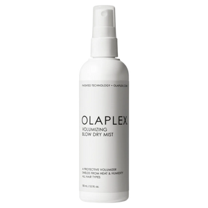 Balta „Olaplex Volumizing Blow Dry Mist“ 150 ml buteliuko nuotrauka su purškiklio dozatoriumi. Ant pakuotės nurodyta, kad produktas suteikia plaukams apimtį, apsaugo nuo karščio ir drėgmės, tinka visų tipų plaukams.